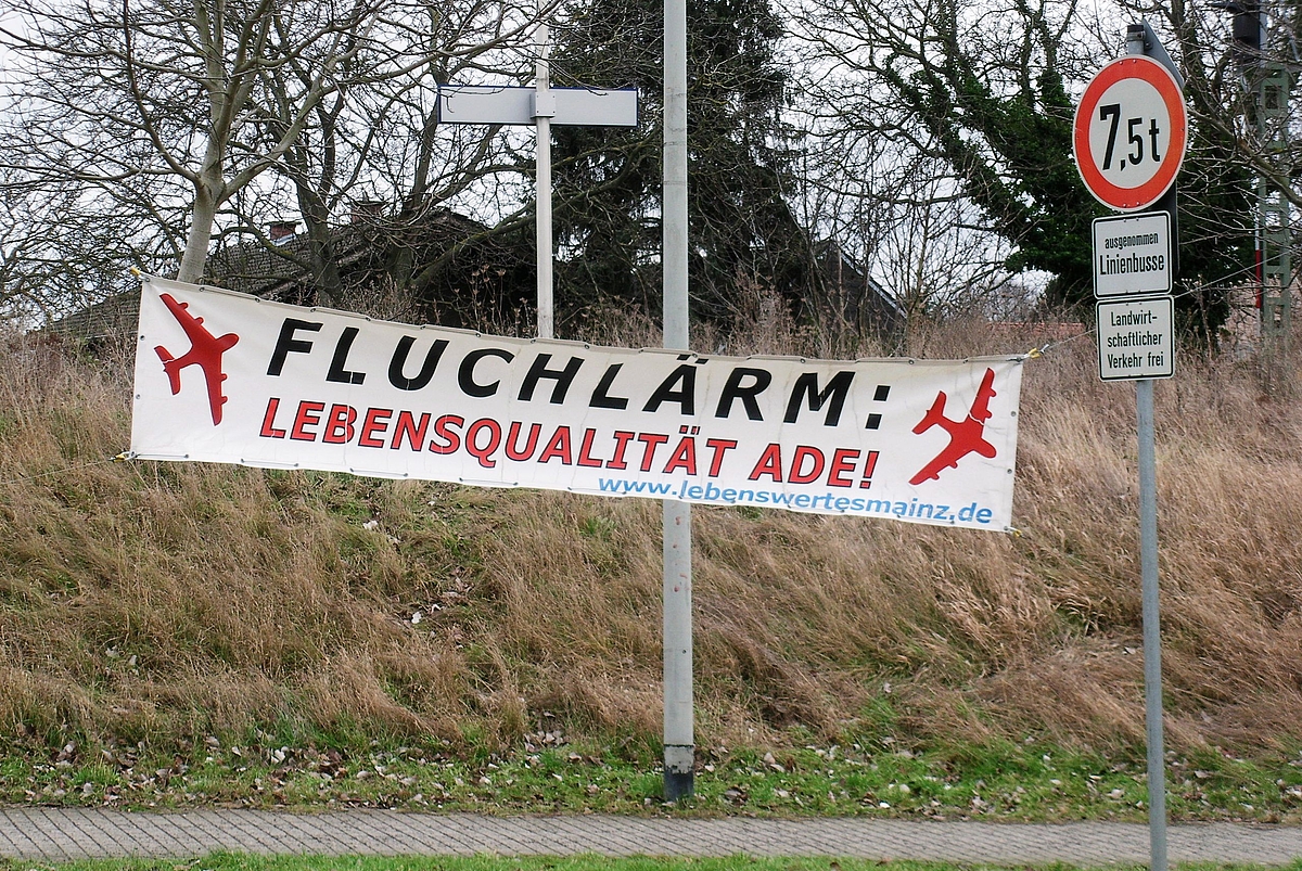 Protestbanner der Anwohner Marienborns gegen Fluglärm, Fluglärm Mainz, ÖDP gegen Fluglärm