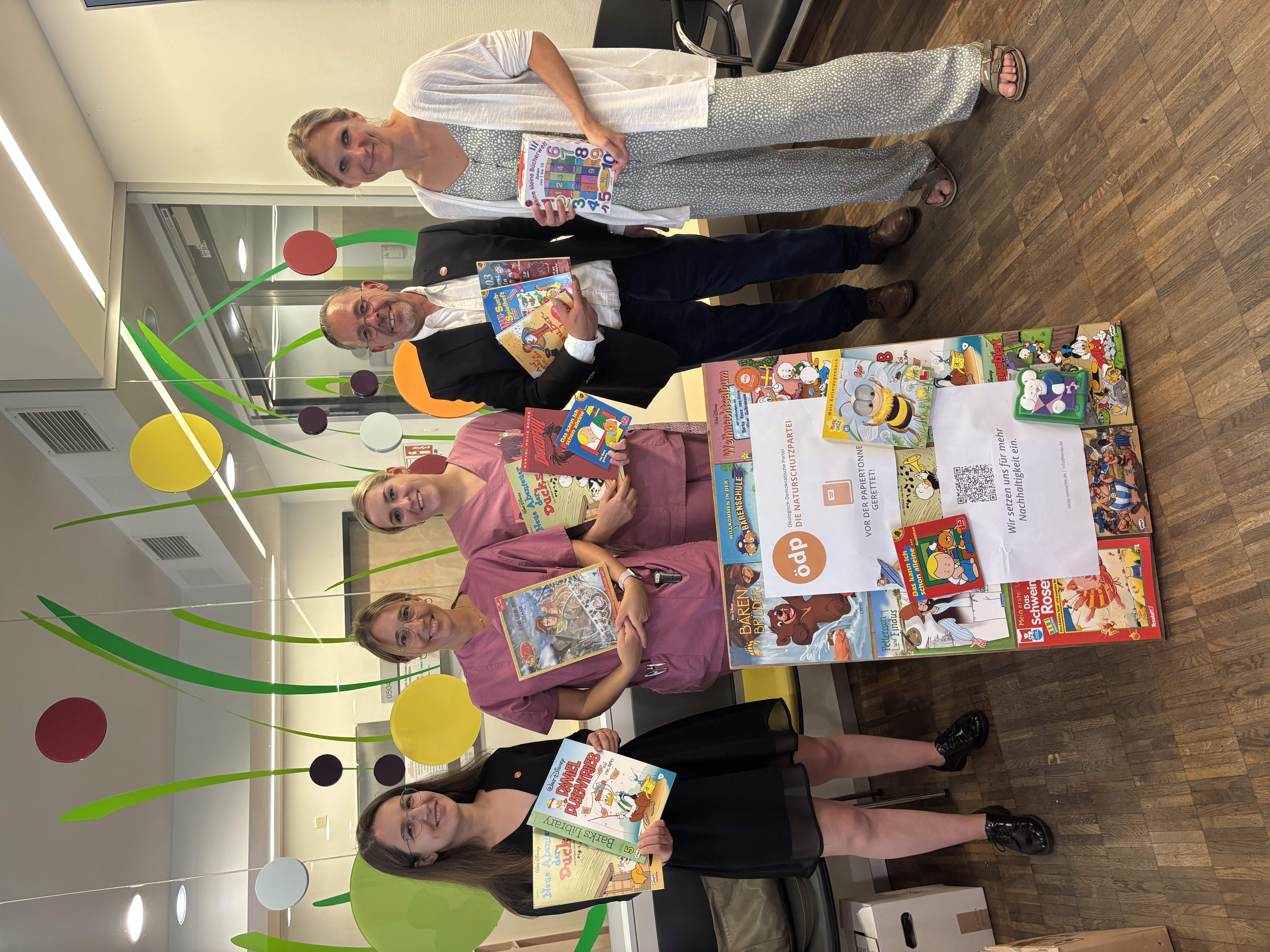 Bücherspende der ÖDP an der Kinderklinik Koblenz